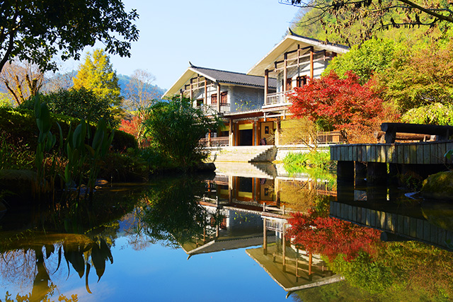 張家界黃龍洞景區(qū)：初冬秋色艷，游客樂(lè)享休閑時(shí)光（組圖）