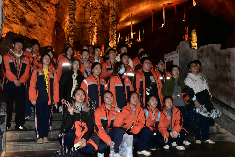 地質(zhì)奇觀與非遺共繪成長畫卷，黃龍洞景區(qū)迎來冬季研學(xué)游熱潮